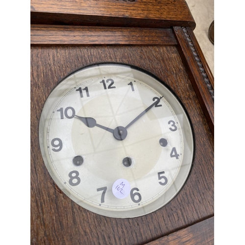 2386 - AN EARLY 20TH CENTURY OAK EIGHT-DAY WALL CLOCK