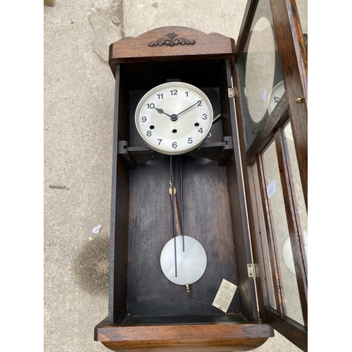 2386 - AN EARLY 20TH CENTURY OAK EIGHT-DAY WALL CLOCK