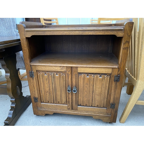 2391 - AN OAK 'OLD CHARM' STYLE TWO DOOR LINENFOLD CABINET WITH GALLERY TOP AND OPEN SECTION, 30