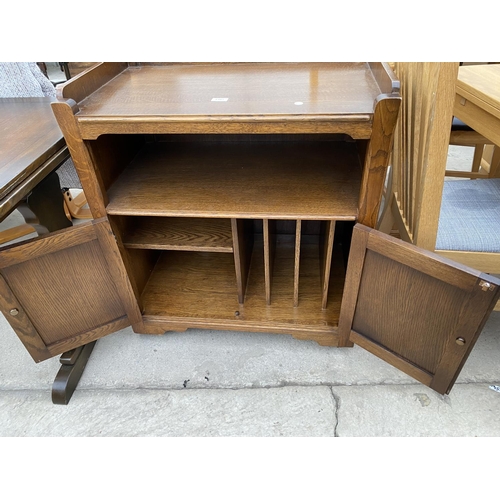 2391 - AN OAK 'OLD CHARM' STYLE TWO DOOR LINENFOLD CABINET WITH GALLERY TOP AND OPEN SECTION, 30