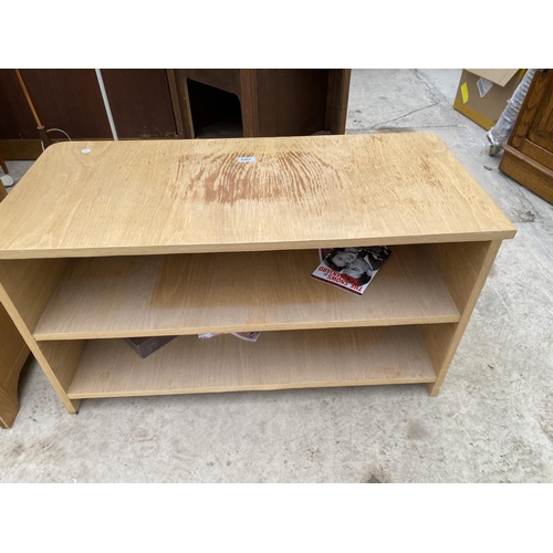 2404 - AN OAK TV STAND WITH TWO DOORS, 36.5