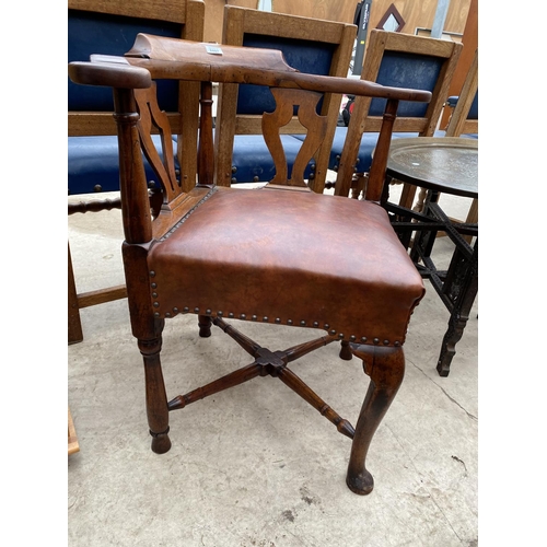 2407 - A GEORGE III ELM CORNER CHAIR ON FRONT CABRIOLE LEGS WITH TURNED STRETCHERS