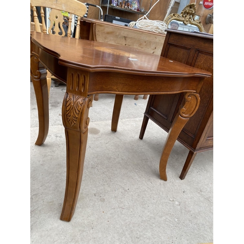 2497 - A REPRODUCTION MAHOGANY AND INLAID LAMP TABLE WITH WAVY RIM, ON CABRIOLE LEGS, 27