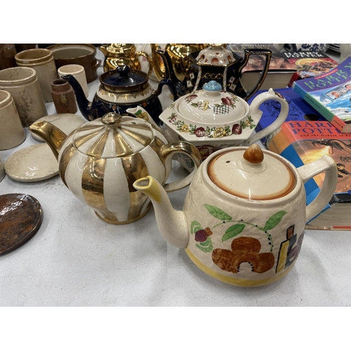 255 - A QUANTITY OF VINTAGE TEAPOTS TO INCLUDE SADLER AND ROYAL WORCESTER