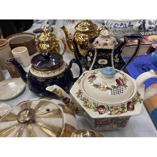 255 - A QUANTITY OF VINTAGE TEAPOTS TO INCLUDE SADLER AND ROYAL WORCESTER