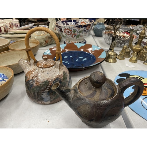 261 - A QUANTITY OF STUDIO POTTERY TO INCLUDE A GLAZED KETTLE, TEAPOT AND SHALLOW BOWLS