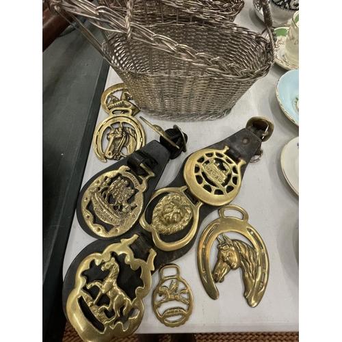 267 - A QUANTITY OF HORSE BRASSES, RETRO WINE CARRRIER BASKETS, COPPER KETTLE, ETC