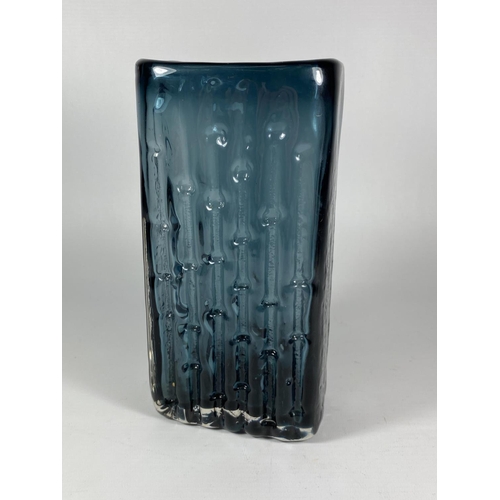 16 - A WHITEFRIARS BAMBOO PATTERN GLASS VASE, PONTIL MARK TO BASE, HEIGHT 21CM