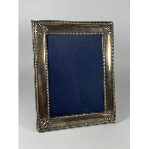 2 - A HALLMARKED SILVER PHOTO FRAME, SHEFFIELD, 1996, MAKERS CARR'S OF SHEFFIELD LTD, 22.5 X 17.5CM