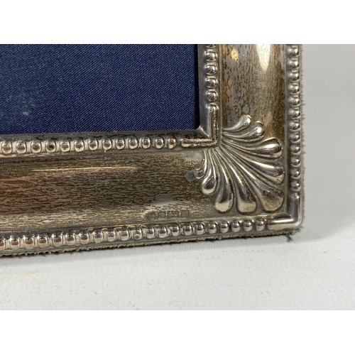 2 - A HALLMARKED SILVER PHOTO FRAME, SHEFFIELD, 1996, MAKERS CARR'S OF SHEFFIELD LTD, 22.5 X 17.5CM