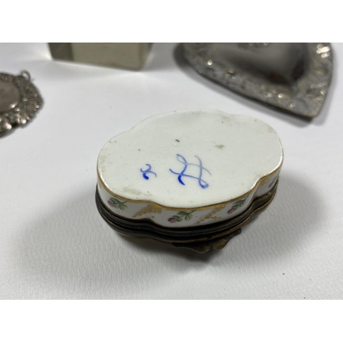 25 - A MIXED GROUP OF FOUR ITEMS TO INCLUDE CONTINENTAL ENAMEL LIDDED SNUFF BOX, HALLMARKED SILVER WHISKY... 