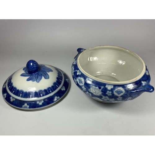 27 - A CHINESE BLUE & WHITE PRUNUS BLOSSOM PATTERN PORCELAIN LIDDED TUREEN, QIANLONG SEAL MARK TO BASE, H... 