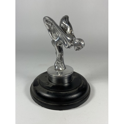 28 - A ROLLS ROYCE FLYING LADY DESK MODEL, HEIGHT 14CM