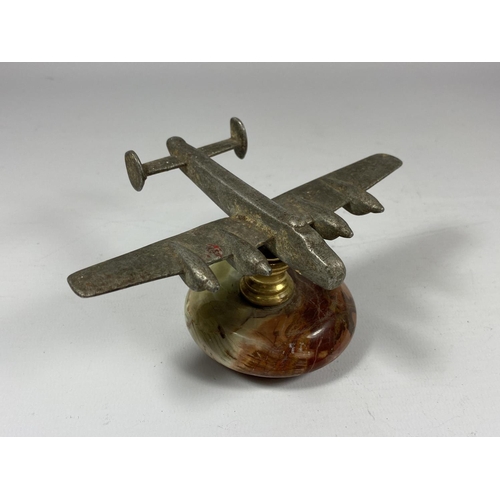 29 - AN UNUSUAL PLANE DESK PAPERWEIGHT ON ONYX BASE, LENGTH 6.5CM