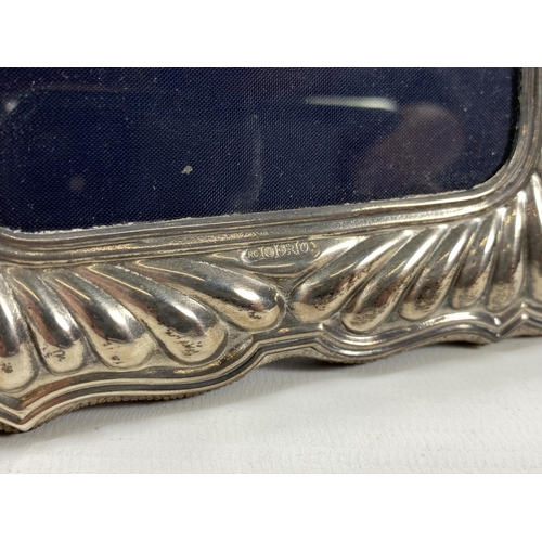 3 - A HALLMARKED SILVER PHOTO FRAME, SHEFFIELD, 1988, MAKERS CARR'S OF SHEFFIELD LTD, 20 X 14CM