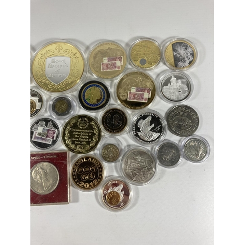 318 - A MIXED LOT OF COMMEMORATIVE CASED COINS, 2 X £5 COINS ETC