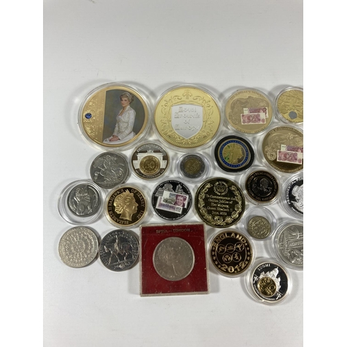 318 - A MIXED LOT OF COMMEMORATIVE CASED COINS, 2 X £5 COINS ETC