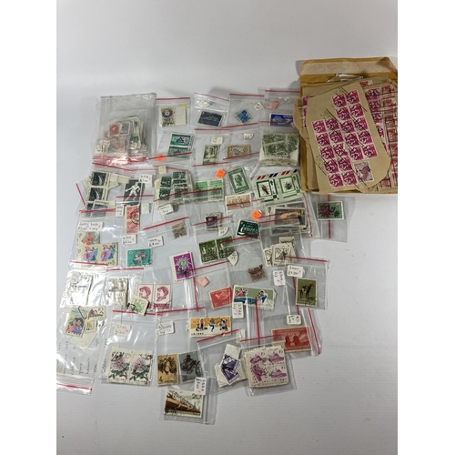 324 - A BAG OF ASSORTED LOOSE AND FURTHER STAMPS