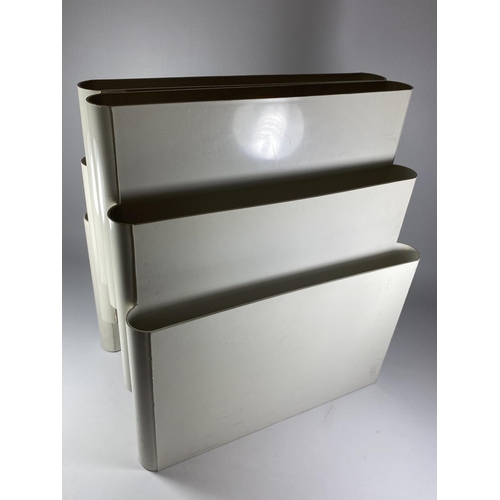 33 - A GIOTTO STOPPINO SPACE AGE SIX SECTION WHITE PLASTIC MAGAZINE RACK, 44.5 X 40 X 28CM