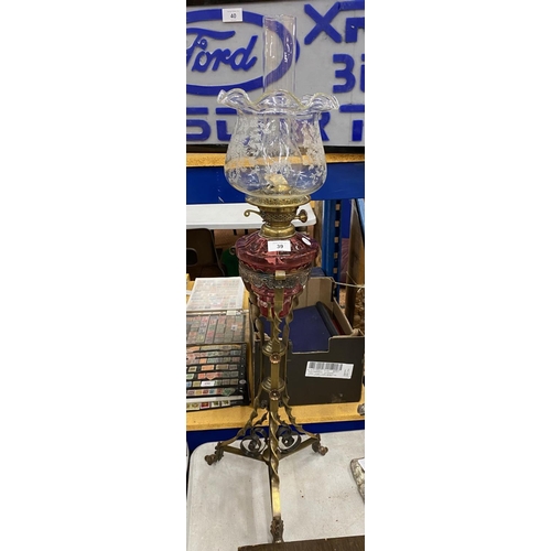 39 - A LARGE VICTORIAN OIL LAMP WITH CRANBERRY RESEVOIR AND ETCHED GLASS SHADE ON TWISTED EFFECT BRASS BA... 