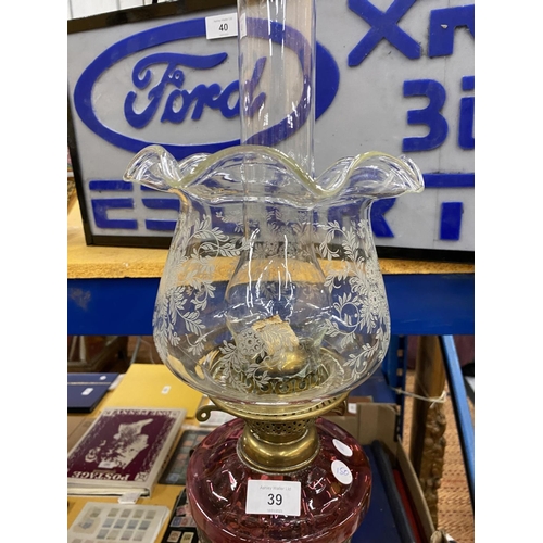 39 - A LARGE VICTORIAN OIL LAMP WITH CRANBERRY RESEVOIR AND ETCHED GLASS SHADE ON TWISTED EFFECT BRASS BA... 