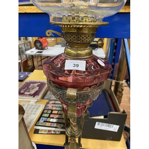 39 - A LARGE VICTORIAN OIL LAMP WITH CRANBERRY RESEVOIR AND ETCHED GLASS SHADE ON TWISTED EFFECT BRASS BA... 