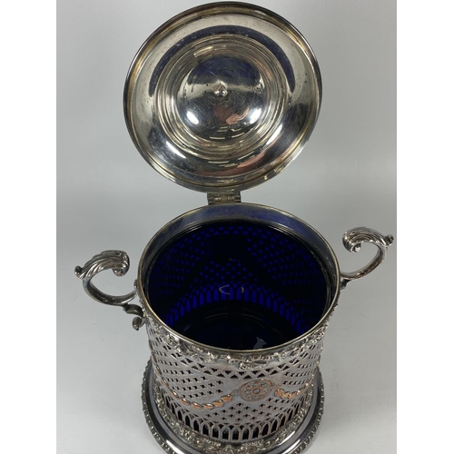 5 - A GOOD QUALITY TWIN HANDLED SILVER PLATED BISCUIT BARELL WITH INNER BLUE GLASS LINER, HEIGHT 20CM