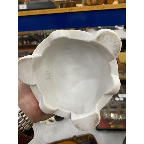 52 - A PARIAN STYLE CONTINENTAL CHERUB DESIGN VASE, IMPRESSED 1591 TO BASE