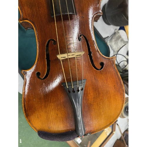 64 - A VINTAGE VIOLIN & BOW IN WOODEN CARRY CASE