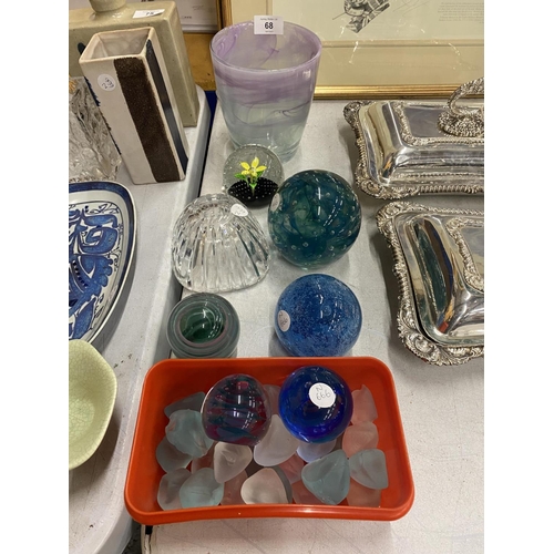 68 - A MIXED GROUP OF GLASSWARE TO INCLUDE A CAITHNESS PAPERWEIGHT EXAMPLE