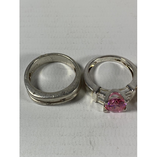 680 - A GROUP OF FIVE ASSORTED SILVER RINGS