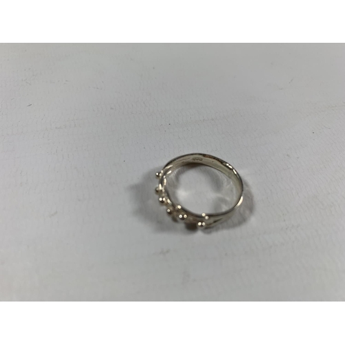 681 - A GROUP OF FIVE ASSORTED SILVER RINGS