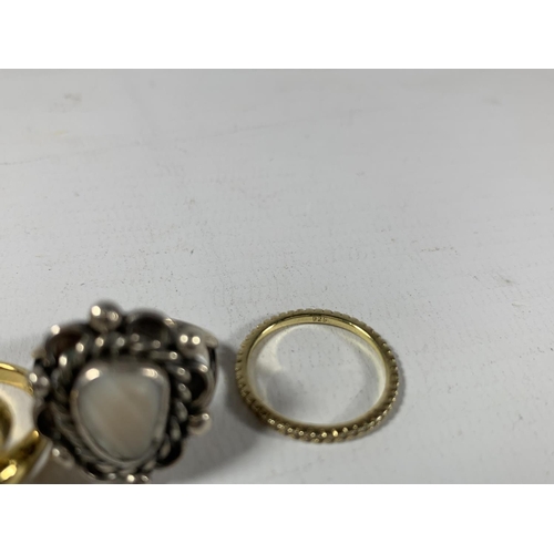 681 - A GROUP OF FIVE ASSORTED SILVER RINGS