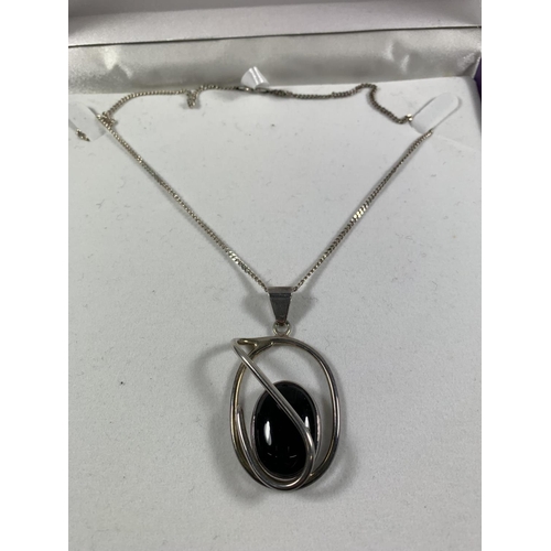 687 - A BOXED SILVER NECKLACE WITH ABSTRACT BLACK STONE DESIGN