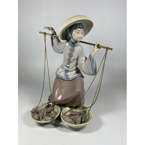 751 - A LLADRO FIGURE TITLED 'CHINESE IN THE MARKET' OF A FISHERMAN, NO. 5172