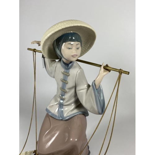 751 - A LLADRO FIGURE TITLED 'CHINESE IN THE MARKET' OF A FISHERMAN, NO. 5172