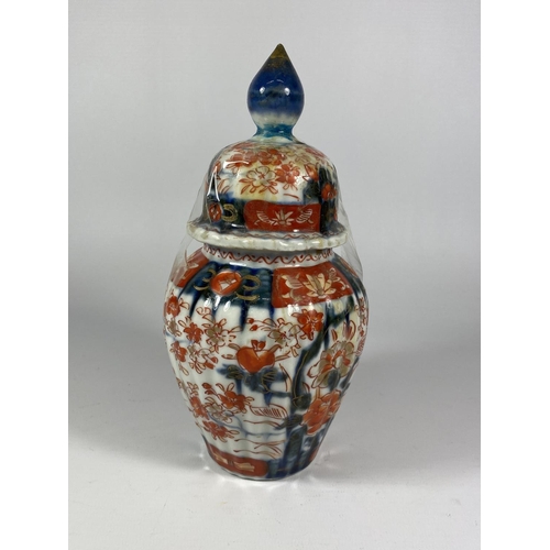 782 - A JAPANESE IMARI LIDDED TEMPLE VASE, LID A/F, HEIGHT 21CM