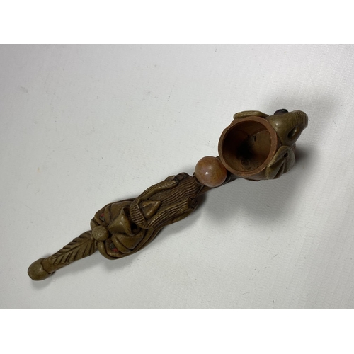 786 - AN ORNATE ORIENTAL PIPE