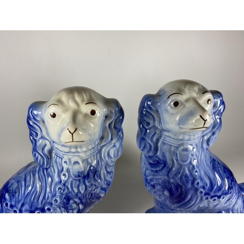 85 - A PAIR OF 19TH CENTURY STYLE ARTHUR WOOD STAFFORDSHIRE BLUE & WHITE SPANIELS, HEIGHT 29CM