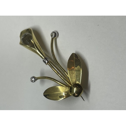 696 - AN 18CT YELLOW GOLD FLORAL BROOCH, BOXED, WEIGHT 7.45G