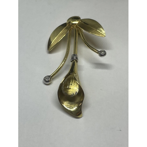 696 - AN 18CT YELLOW GOLD FLORAL BROOCH, BOXED, WEIGHT 7.45G