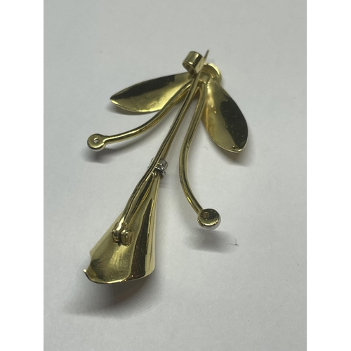 696 - AN 18CT YELLOW GOLD FLORAL BROOCH, BOXED, WEIGHT 7.45G