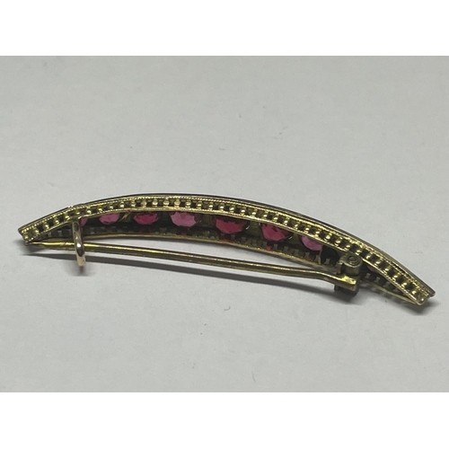 698 - A 9CT YELLOW GOLD & RUBY STONE CRESCENT BROOCH, BOXED, WEIGHT 2G