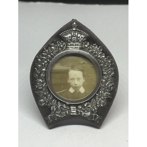 710 - AN EDWARDIAN SILVER MINIATURE PORTRAIT FRAME, HALLMARKS FOR BIRMINGHAM, 1901, HEIGHT 6.5CM