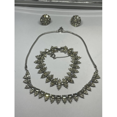 714 - AN ART DECO STYLE SILVER JEWELLERY SUITE COMPRISING BRACELET, NECKLACE AND EARRINGS