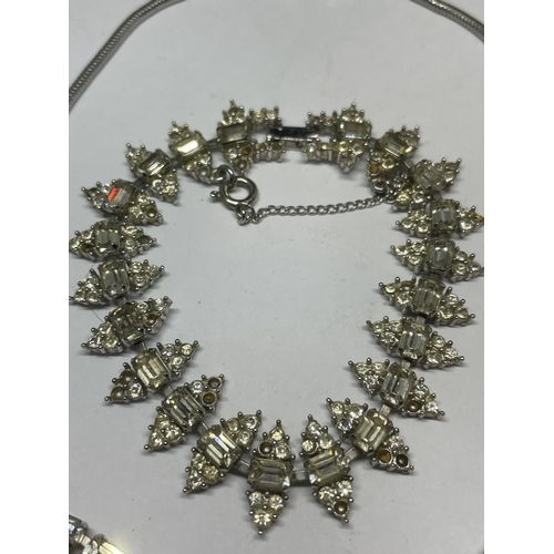 714 - AN ART DECO STYLE SILVER JEWELLERY SUITE COMPRISING BRACELET, NECKLACE AND EARRINGS