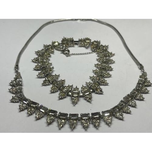 714 - AN ART DECO STYLE SILVER JEWELLERY SUITE COMPRISING BRACELET, NECKLACE AND EARRINGS