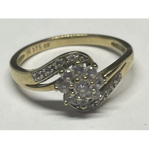 724 - A 9CT YELLOW GOLD CZ CLUSTER RING, WEIGHT 1.9G