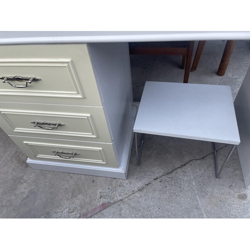 2607 - A MODERN CREAM AND WHITE DRESSING TABLE