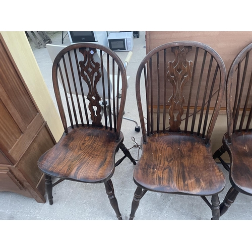 2652 - A SET OF SIX WINDSOR STYLE DINING CHAIRS WITH PIERCED SPLAT-BACKS, ON TURNED LEGS WITH CRINOLIN BOWS